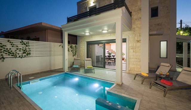 Beautiful Private Pool Villa with Gym, Parking and BBQ