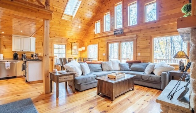 Beautiful private rustic log cabin, pool, hot tub