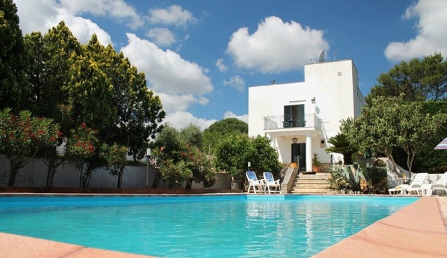 Beautiful, private & spacious Roman villa with large 12*8m pool and garden.