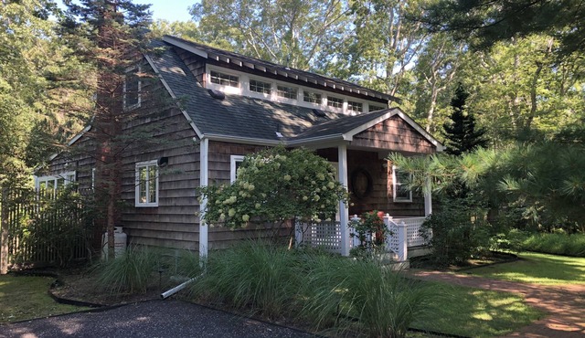 Beautiful, private 4-bedroom house near beaches, EH village