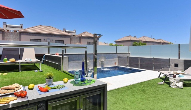 Beautiful private villa for 8 people with A/C, WIFI, private pool, TV and pets allowed