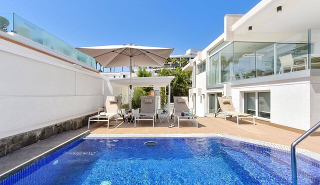 Beautiful private villa for 8 guests with private pool, WIFI, A/C, TV and patio