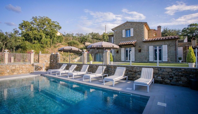 Beautiful private villa with private pool, A/C, WIFI, TV, terrace, panoramic view, close to Cortona