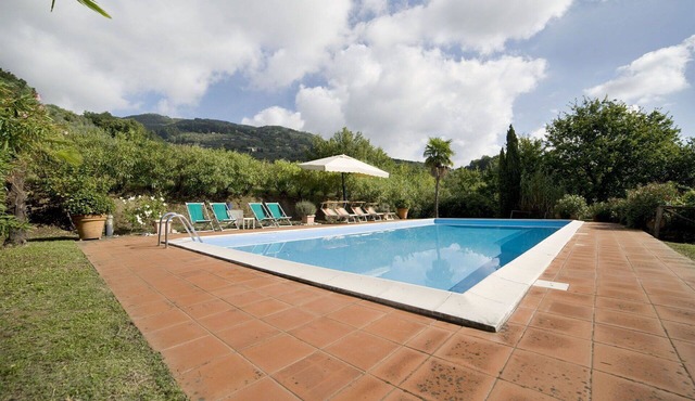 Beautiful private villa with hot tub, A/C, private pool, TV, patio, panoramic view, close to Lucca