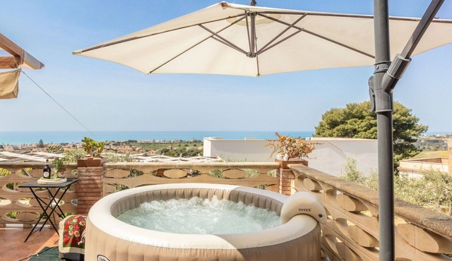 Beautiful private villa for 6 people with hot tub, WIFI, A/C, TV, terrace and parking