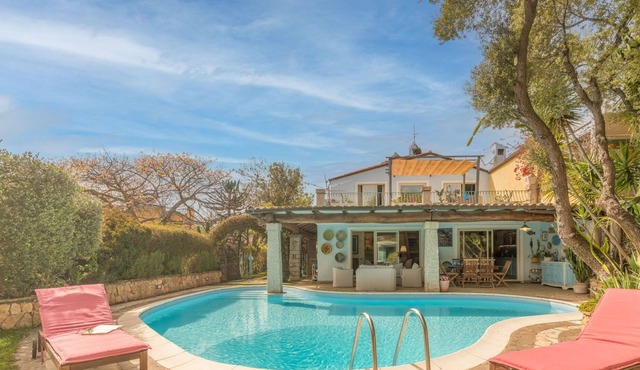 Beautiful private villa for 8 guests with hot tub, A/C, WIFI, private pool, TV, patio and parking