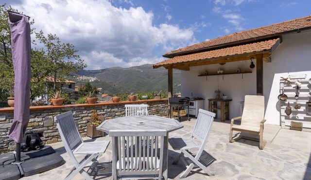 Beautiful private villa for 6 guests with WIFI, patio and panoramic view