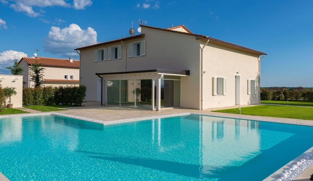 Beautiful private villa for 13 guests with A/C, hot tub, private pool, WIFI, sauna, TV and patio