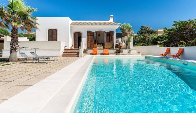 Beautiful private villa for 6 people with A/C, private pool, WIFI, TV, terrace and panoramic view