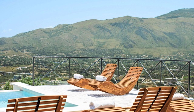 Beautiful private villa for 15 guests with private pool, A/C, WIFI, TV and terrace