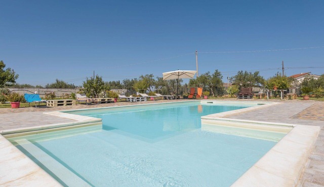 Beautiful private villa for 6 people with A/C, private pool, WIFI, TV, patio and parking