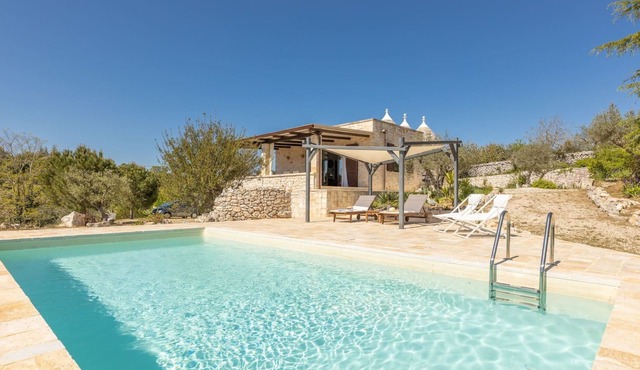 Beautiful private villa for 6 guests with private pool, WIFI, TV, patio and parking