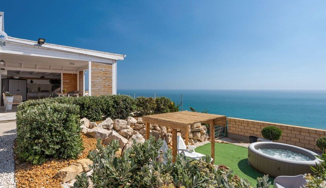 Beautiful private villa for 6 people with WIFI, A/C, TV, terrace, pets allowed and panoramic view