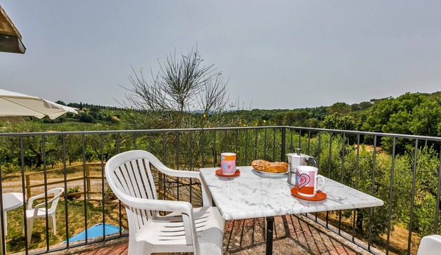 Beautiful private villa for 4 people with WIFI, TV, patio, pets allowed and panoramic view