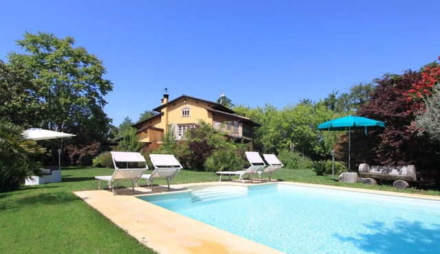 Beautiful private villa for 9 people with hot tub, WIFI, private pool, A/C, TV, patio and parking