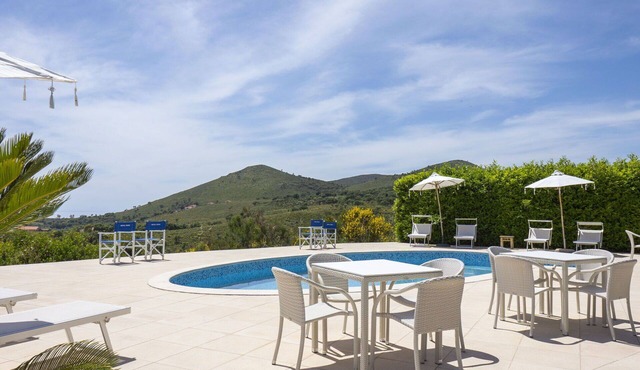 Beautiful private villa for 11 guests with WIFI, A/C, pool, TV, patio and pets allowed