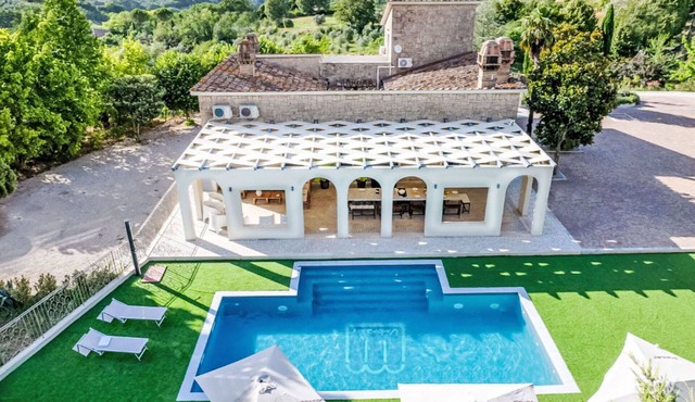 Beautiful private villa for 24 people with WIFI, A/C, private pool, TV and patio