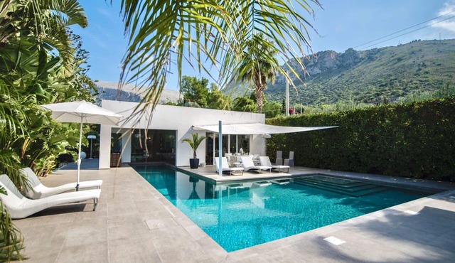 Beautiful private villa for 4 people with private pool, WIFI, A/C, TV and patio