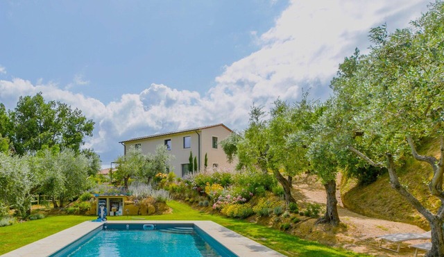 Beautiful private villa for 6 guests with WIFI, A/C, private pool, TV and patio