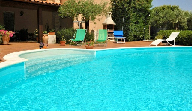 Beautiful private villa for 7 guests with private pool, A/C, WIFI, TV, patio and parking