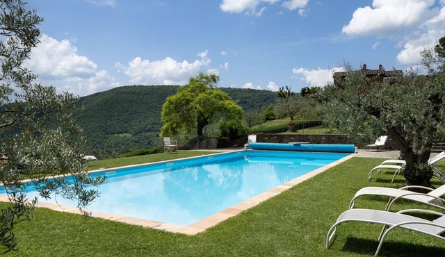 Beautiful private villa with WIFI, private pool, hot tub, A/C, TV and terrace, close to Arezzo