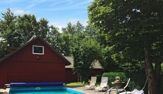 Beautiful private villa for 8 guests with WIFI, pool, TV, pets allowed and parking