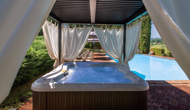 Beautiful private villa for 8 guests with WIFI, private pool, A/C and TV