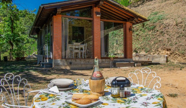 Beautiful private villa for 2 people with A/C, WIFI, hot tub, TV, patio and pets allowed