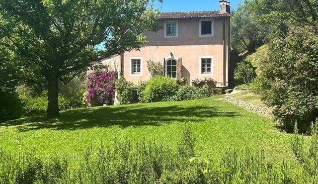 Beautiful private villa with WIFI, TV, patio, pets allowed and panoramic view, close to Viareggio