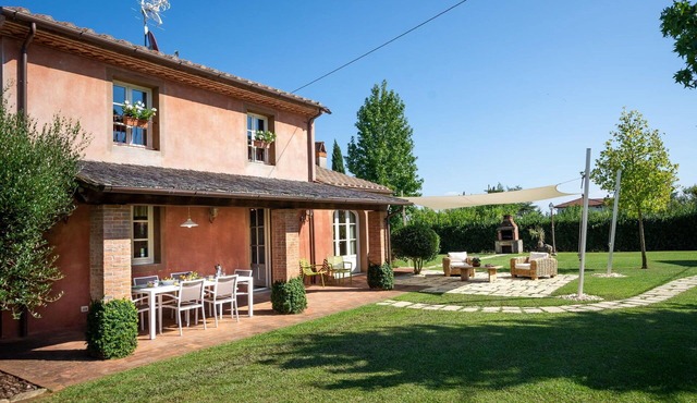 Beautiful private villa for 6 people with private pool, WIFI, A/C, TV and veranda, close to Lucca