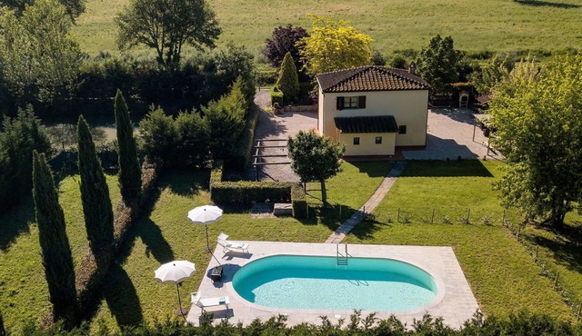 Beautiful private villa with WIFI, A/C, private pool, patio, panoramic view, close to Montepulciano