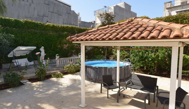 Beautiful private villa for 8 people with private pool, A/C, WIFI, TV, patio and pets allowed