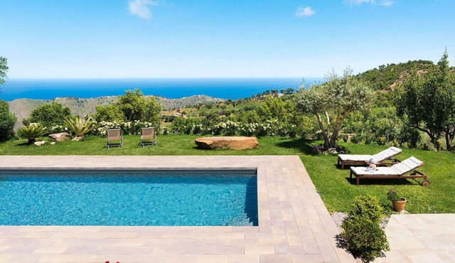 Beautiful private villa with A/C, WIFI, private pool, TV and panoramic view, close to Cefalù