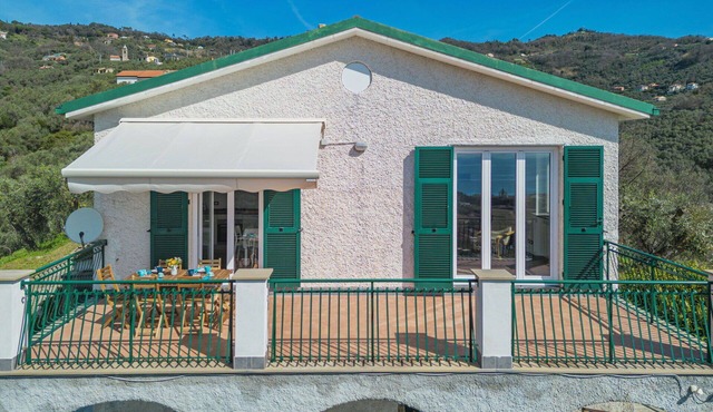 Beautiful private villa for 6 people with WIFI, A/C, TV, patio and pets allowed