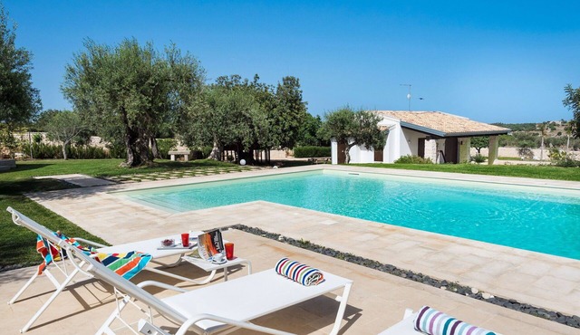Beautiful private villa for 10 people with private pool, WIFI, A/C, TV and patio