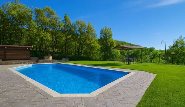 Beautiful private villa for 5 people with private pool, WIFI, TV, patio and pets allowed