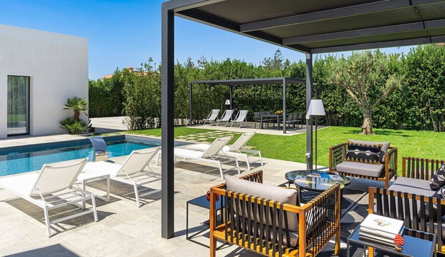 Beautiful private villa for 12 people with private pool, A/C, WIFI, TV and patio