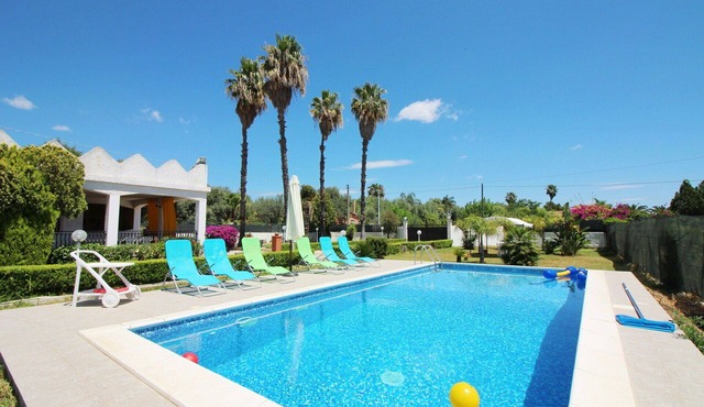 Beautiful private villa for 5 people with WIFI, private pool, TV, patio and pets allowed