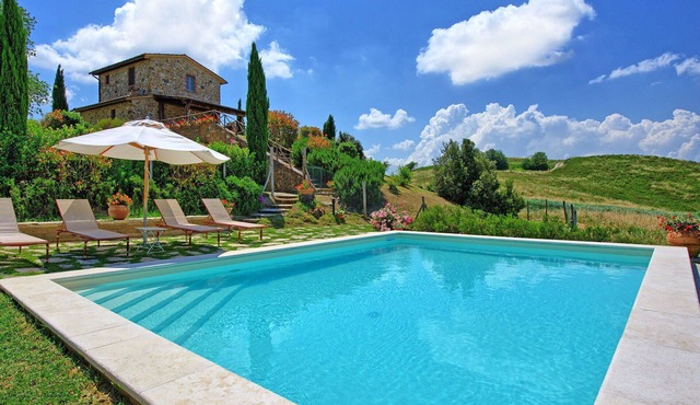 Beautiful private villa with WIFI, private pool, TV, veranda, panoramic view, close to Montepulciano