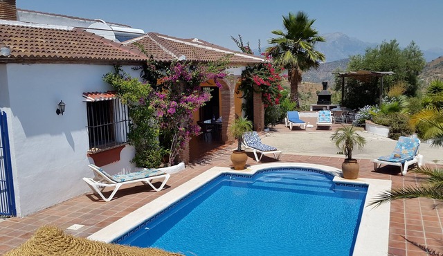 Beautiful private villa and pool,4 bedrooms,3 bathrooms, wifi, pizza oven,views!