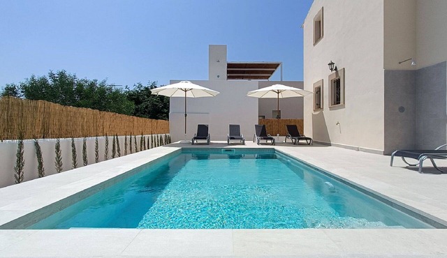 Beautiful private villa for 8 people with A/C, WIFI, private pool, TV and patio