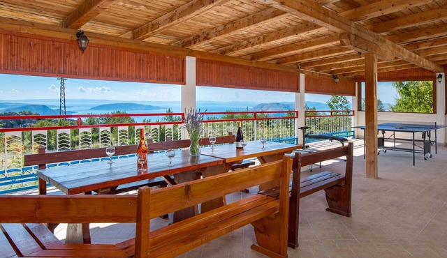Beautiful private villa for 12 guests with A/C, private pool, WIFI, TV, terrace and pets allowed