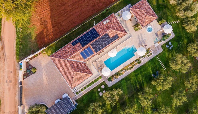 Beautiful private villa for 8 guests with WIFI, private pool, A/C, hot tub, TV and terrace