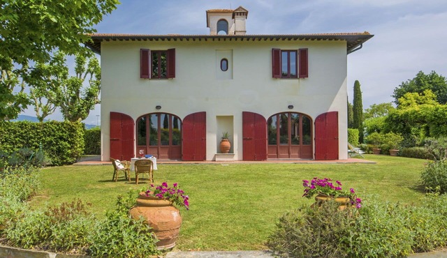 Beautiful private villa for 9 guests with WIFI, TV and patio