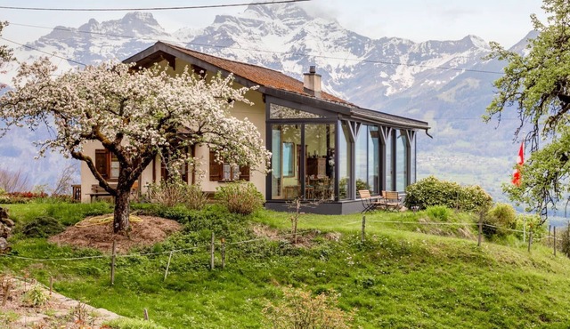Beautiful private villa for 6 guests with balcony, panoramic view and parking