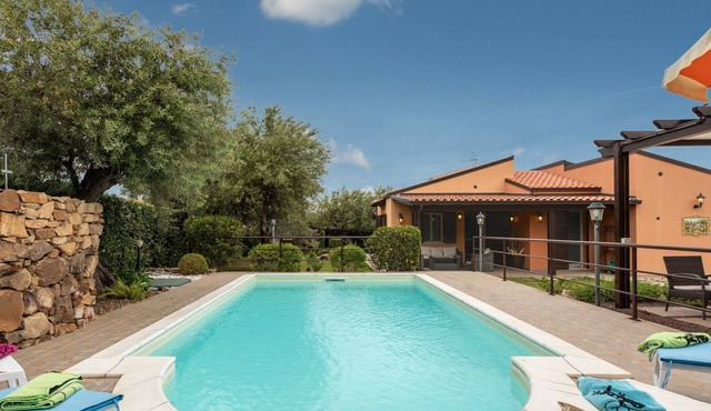 Beautiful private villa for 6 guests with A/C, WIFI, private pool, TV, patio and parking