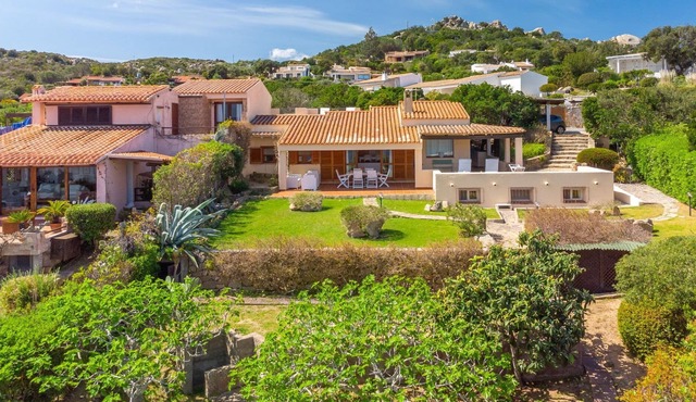 Beautiful private villa for 8 guests with TV, terrace, pets allowed and parking