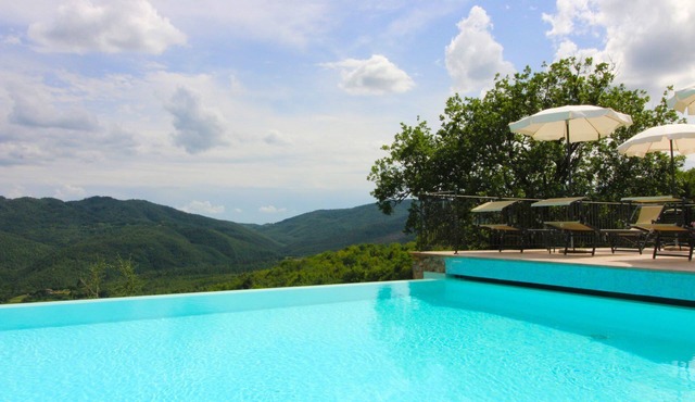 Beautiful private villa for 20 guests with private pool, WIFI, TV, terrace and pets allowed