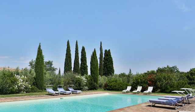 Beautiful private villa for 10 people with WIFI, private pool, A/C, TV and patio