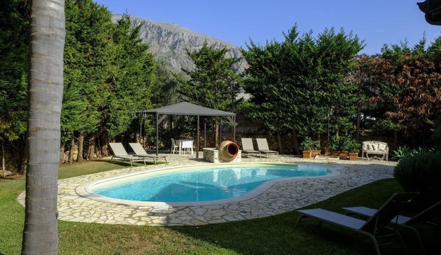 Beautiful private villa for 7 guests with private pool, A/C, WIFI, TV and patio